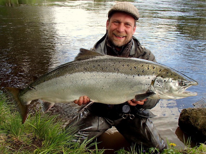 Ulf Sill mit kampfstarkem Blanklachs (14,4 Kilogramm) aus Pool 15.