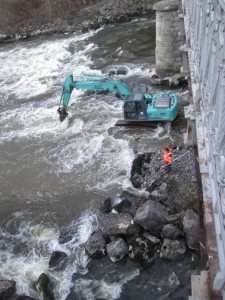 Direkt unter der Radetzkybrücke wird die "Surferwelle" saniert.