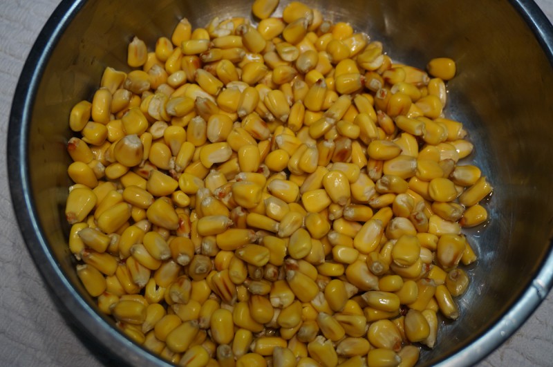 In der Thermoskanne mit heißem Wasser aufgegossen und einen Tag später gekocht, bekommen harte Maiskörner die optimale Festigkeit, um sie direkt am Haken aufzuködern. ©Ch. Tasch