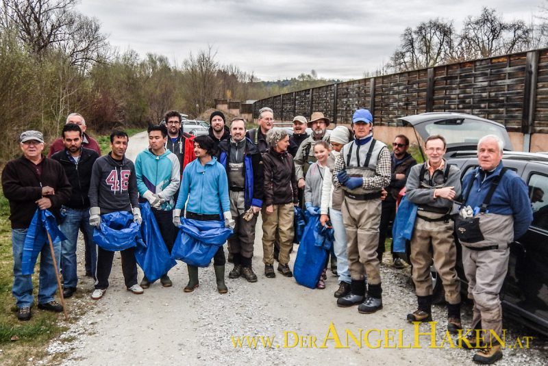 Asylwerber unterstützen Uferreinigung an der Kainach