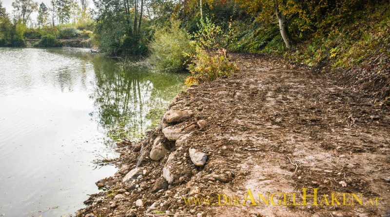 Ufersanierung am Baggersee: Um Bewuchs zu fördern, wurden die Grobsteinschlichtungen mit Erde aufgefüllt.
