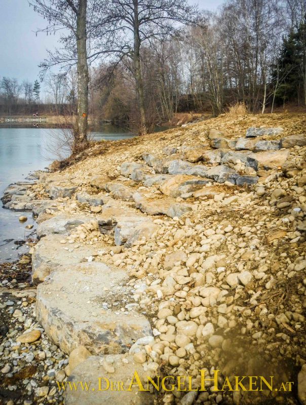 Ufersanierung am Baggersee: Grobsteinschlichtung mit Treppe für ältere Angler.