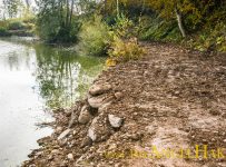 Ufersanierung am Baggersee: Um Bewuchs zu fördern, wurden die Grobsteinschlichtungen mit Erde aufgefüllt.