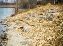 Ufersanierung am Baggersee: Grobsteinschlichtung mit Treppe für ältere Angler.