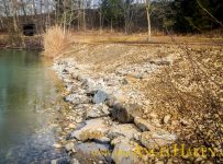 Ufersanierung am Baggersee: Grobsteinschlichtung mit Treppe für ältere Angler.