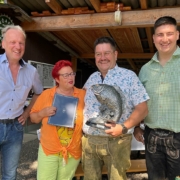 ÖKF Präsident VetR DiplTA Dr. Heinz Heistinger, ÖKF Geschäftsführerin Sonja Behr mit Bewirtschfter Roman Marics und Sohn bei der Trophäenübergabe.
