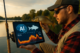 Künstliche Intelligenz am Wasser: Angler mit KI-gestütztem Echolot am ruhigen See bei Sonnenaufgang.